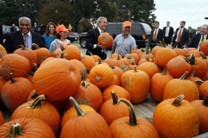 George_W._Bush_w_pumpkins_101906